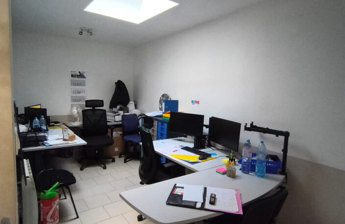 Immeuble composé d'un local Commercial et d'un T2 meublé tous — photo 4
