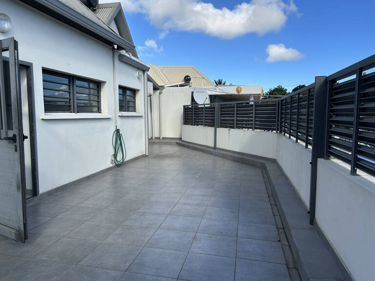 A LOUER - APPARTEMENT T3 - LIGNE PARADIS - SAINT-PIERRE — photo 1