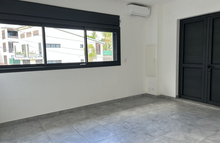A LOUER - APPARTEMENT T3 - LIGNE PARADIS - SAINT-PIERRE — photo 2