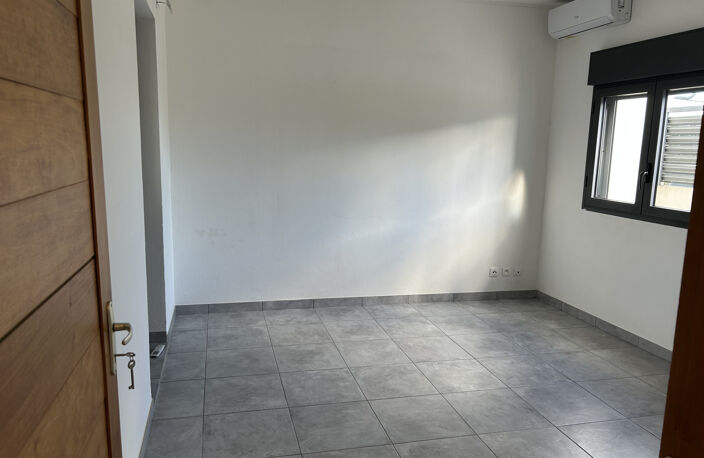 A LOUER - APPARTEMENT T3 - LIGNE PARADIS - SAINT-PIERRE — photo 3