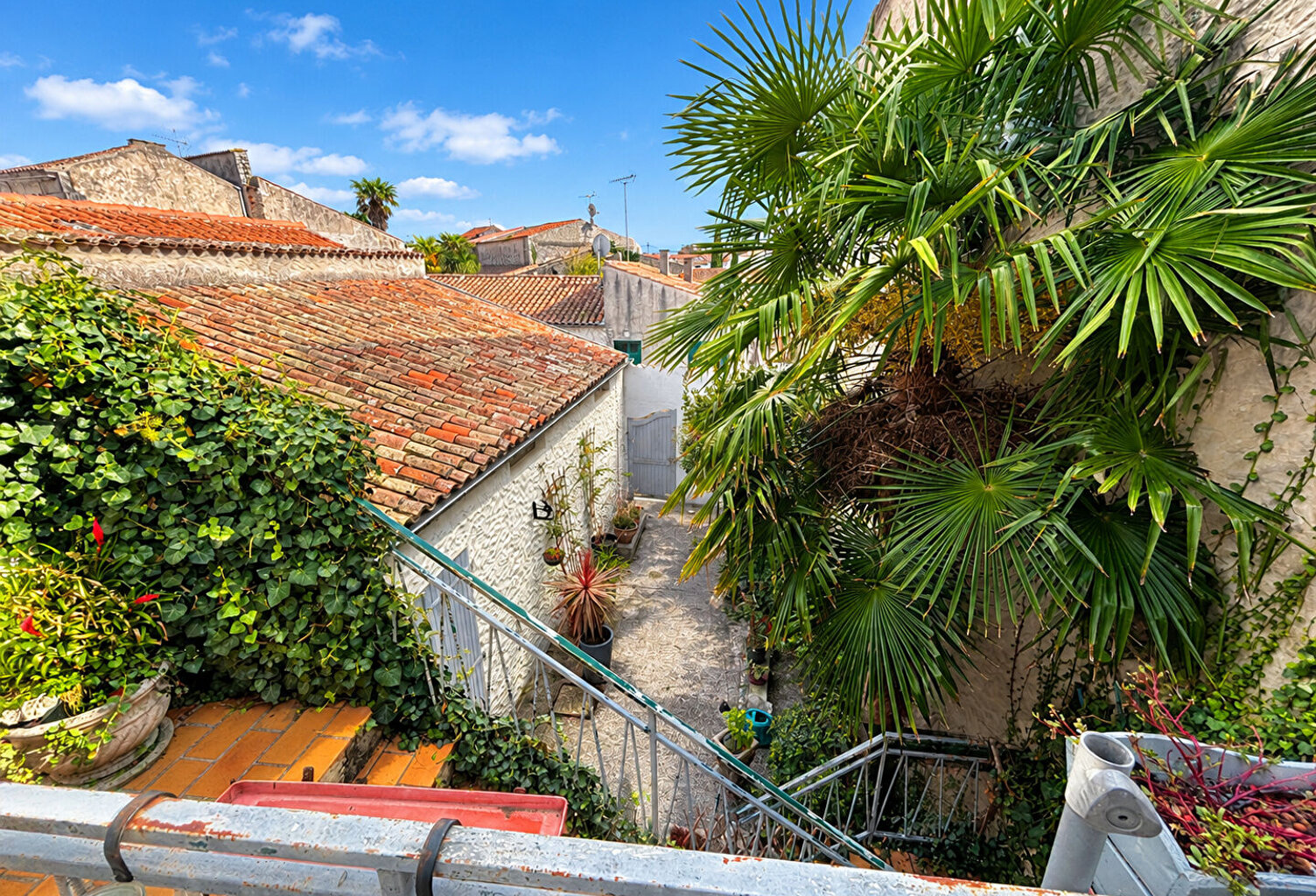 Au coeur du bourg historique, maison de 106 m² avec garage et cour privative — photo 1