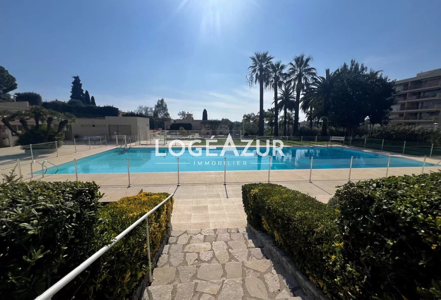 LOCATION MEUBLÉE JUAN LES PINS - APPARTEMENT 2 CHAMBRES - PISCIN — photo 1