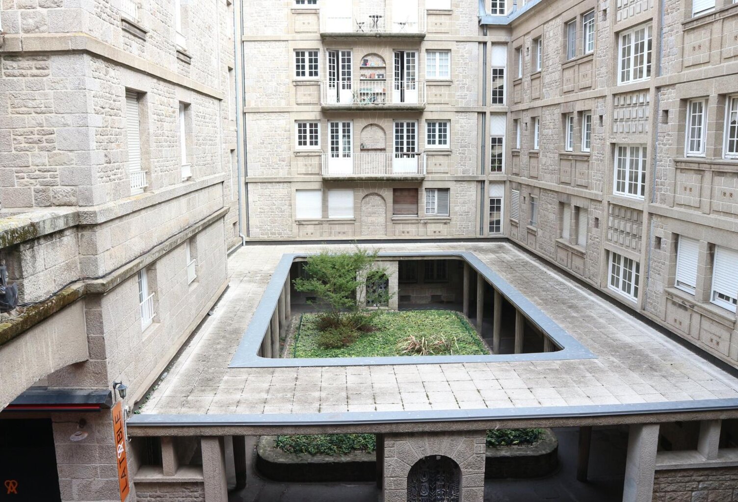 Dans Intra-muros, situation idéale pour tout réaliser à pied. — photo 1