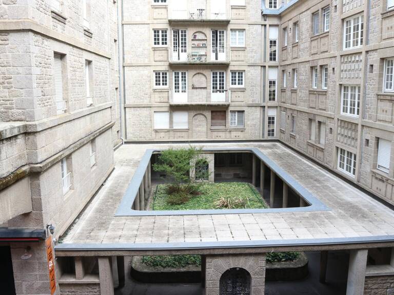 Dans Intra-muros, situation idéale pour tout réaliser à pied. — photo 1