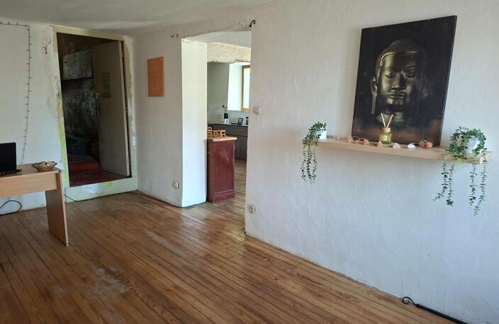 Une maison à rénover offrant un fort potentiel — photo 2