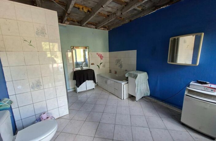 Une maison à rénover offrant un fort potentiel — photo 5