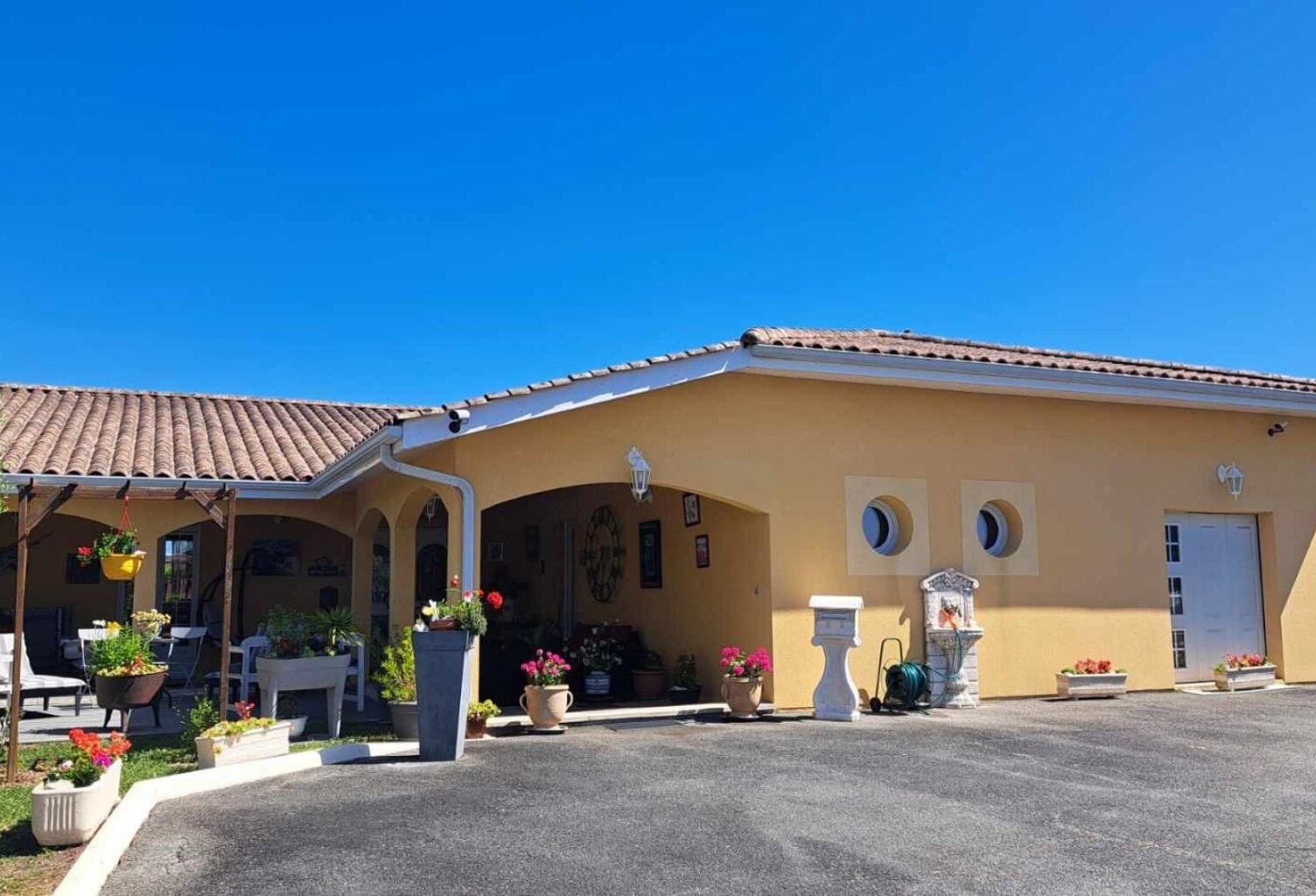 Maison individuelle de plain-pied T6 de 174 m² environ sur un terrain de 1118m², un garage pour 2 roues de 9m² , grande courgoudronnée permettant le stationnement de quatre véhicules et une terrasse abritée de 47 m².prestations  soignées,  chauffage  sol  par  pompe  a  chaleur  air  eau,  chauffe  eau  thermodynamique  de  300  L  en  géothermie,  aspiration  centralisée,  assainissement individuel conforme — photo 1