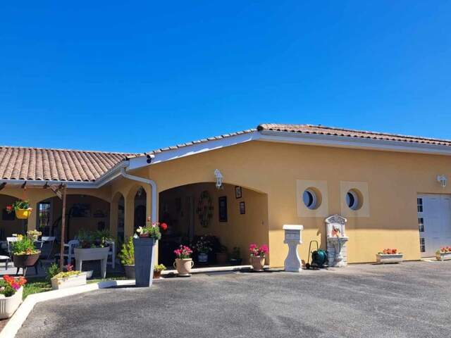 Maison individuelle de plain-pied T6 de 174 m² environ sur un terrain de 1118m², un garage pour 2 roues de 9m² , grande courgoudronnée permettant le stationnement de quatre véhicules et une terrasse abritée de 47 m².prestations  soignées,  chauffage  sol  par  pompe  a  chaleur  air  eau,  chauffe  eau  thermodynamique  de  300  L  en  géothermie,  aspiration  centralisée,  assainissement individuel conforme — photo du bien