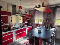 Maison individuelle de plain-pied T6 de 174 m² environ sur un terrain de 1118m², un garage pour 2 roues de 9m² , grande courgoudronnée permettant le stationnement de quatre véhicules et une terrasse abritée de 47 m².prestations  soignées,  chauffage  sol  par  pompe  a  chaleur  air  eau,  chauffe  eau  thermodynamique  de  300  L  en  géothermie,  aspiration  centralisée,  assainissement individuel conforme — photo 2