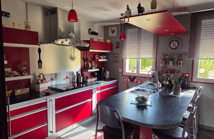 Maison individuelle de plain-pied T6 de 174 m² environ sur un terrain de 1118m², un garage pour 2 roues de 9m² , grande courgoudronnée permettant le stationnement de quatre véhicules et une terrasse abritée de 47 m².prestations  soignées,  chauffage  sol  par  pompe  a  chaleur  air  eau,  chauffe  eau  thermodynamique  de  300  L  en  géothermie,  aspiration  centralisée,  assainissement individuel conforme — photo 2