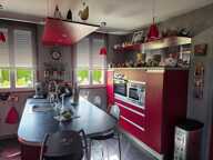 Maison individuelle de plain-pied T6 de 174 m² environ sur un terrain de 1118m², un garage pour 2 roues de 9m² , grande courgoudronnée permettant le stationnement de quatre véhicules et une terrasse abritée de 47 m².prestations  soignées,  chauffage  sol  par  pompe  a  chaleur  air  eau,  chauffe  eau  thermodynamique  de  300  L  en  géothermie,  aspiration  centralisée,  assainissement individuel conforme — photo 3