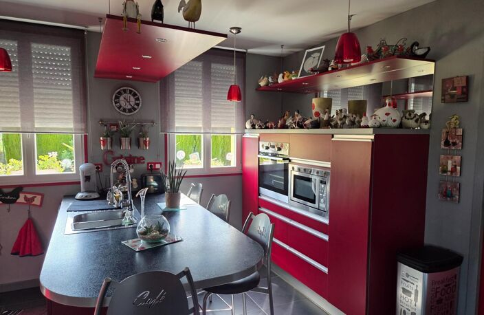 Maison individuelle de plain-pied T6 de 174 m² environ sur un terrain de 1118m², un garage pour 2 roues de 9m² , grande courgoudronnée permettant le stationnement de quatre véhicules et une terrasse abritée de 47 m².prestations  soignées,  chauffage  sol  par  pompe  a  chaleur  air  eau,  chauffe  eau  thermodynamique  de  300  L  en  géothermie,  aspiration  centralisée,  assainissement individuel conforme — photo 3