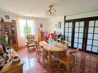 Maison individuelle de plain-pied T6 de 174 m² environ sur un terrain de 1118m², un garage pour 2 roues de 9m² , grande courgoudronnée permettant le stationnement de quatre véhicules et une terrasse abritée de 47 m².prestations  soignées,  chauffage  sol  par  pompe  a  chaleur  air  eau,  chauffe  eau  thermodynamique  de  300  L  en  géothermie,  aspiration  centralisée,  assainissement individuel conforme — photo 4