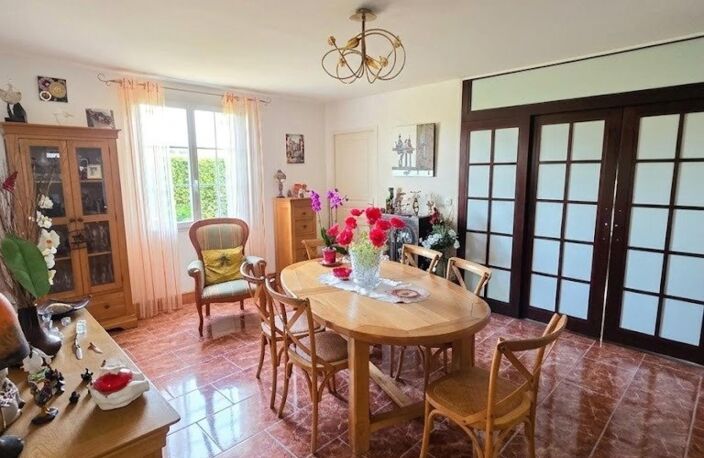 Maison individuelle de plain-pied T6 de 174 m² environ sur un terrain de 1118m², un garage pour 2 roues de 9m² , grande courgoudronnée permettant le stationnement de quatre véhicules et une terrasse abritée de 47 m².prestations  soignées,  chauffage  sol  par  pompe  a  chaleur  air  eau,  chauffe  eau  thermodynamique  de  300  L  en  géothermie,  aspiration  centralisée,  assainissement individuel conforme — photo 4