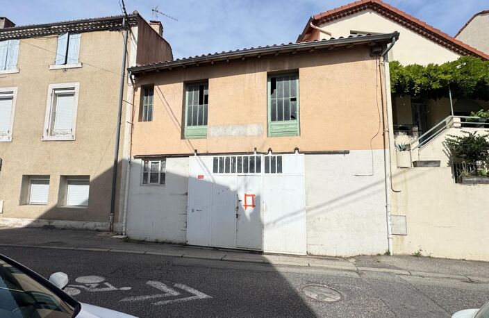 Grand local à réhabiliter avec beau potentiel — photo 2