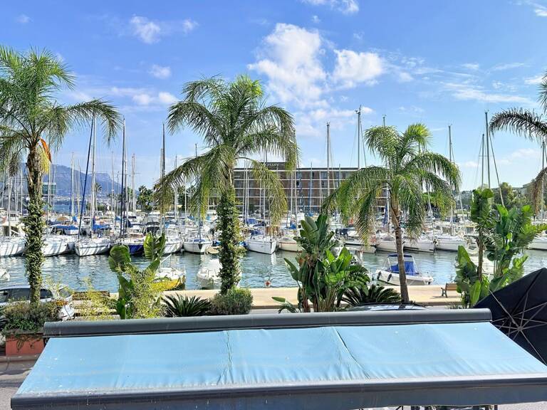 MURS COMMERCIAUX FACE AU PORT DE LA SEYNE-SUR-MER — photo 1