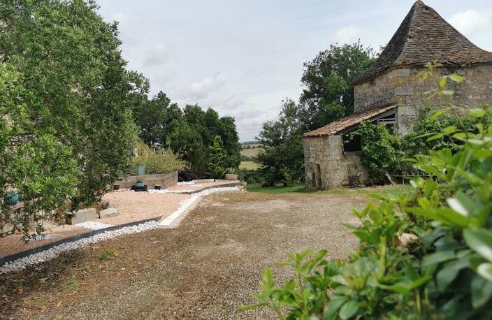 Maison en pierre à fort potentiel en position dominante sur les hauteurs du Pergain-Taillac. — photo 2