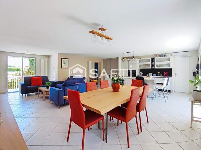 Maison familiale avec piscine jardin paysagé sans vis-à-vis — photo du bien