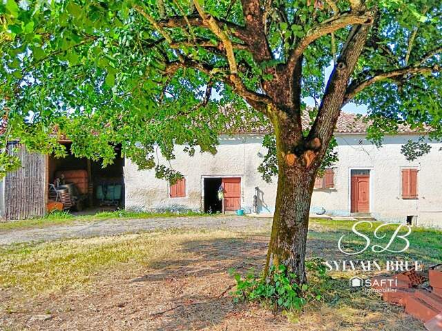 Corps de ferme à restaurer sur 2650m² de terrain — photo du bien