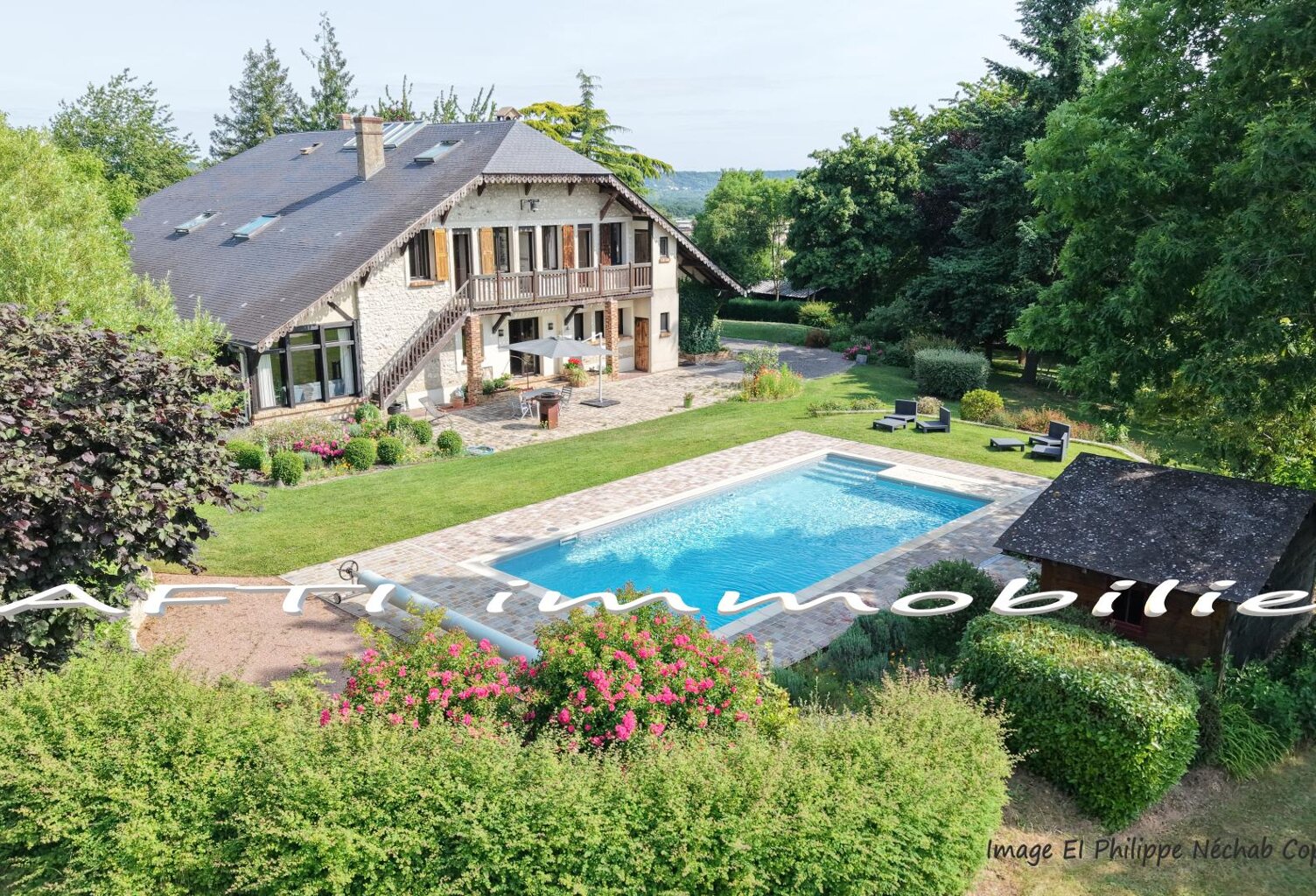 Propriété  à 1 heure de PARIS : 335m2 habitables, 6/7 chambres, piscine, dépendances, parc de 5783m2 + projet d'aménagement sur encore 300m2. — photo 1