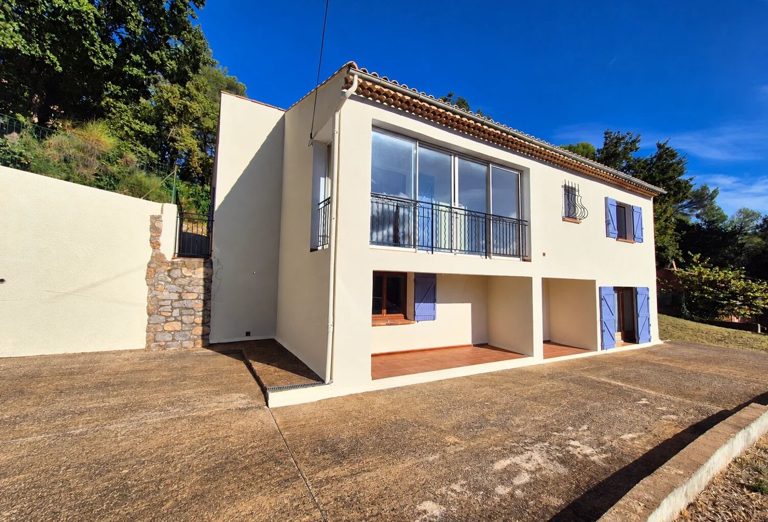 Le Luc en Provence – Maison de 135 m² en position dominante, aux multiples possibilités — photo 1