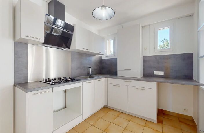 A LOUER - APPARTEMENT DE 4 PIECES SITUE A PROXIMITE DU CENTRE VILLE DE CHARTRES — photo 2