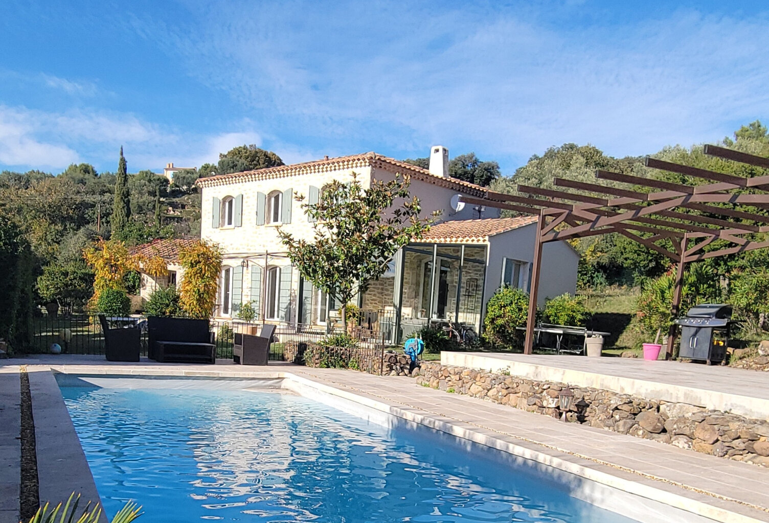 EVENOS - Villa familiale 4 chambres piscine terrain 4000 m2 — photo 1