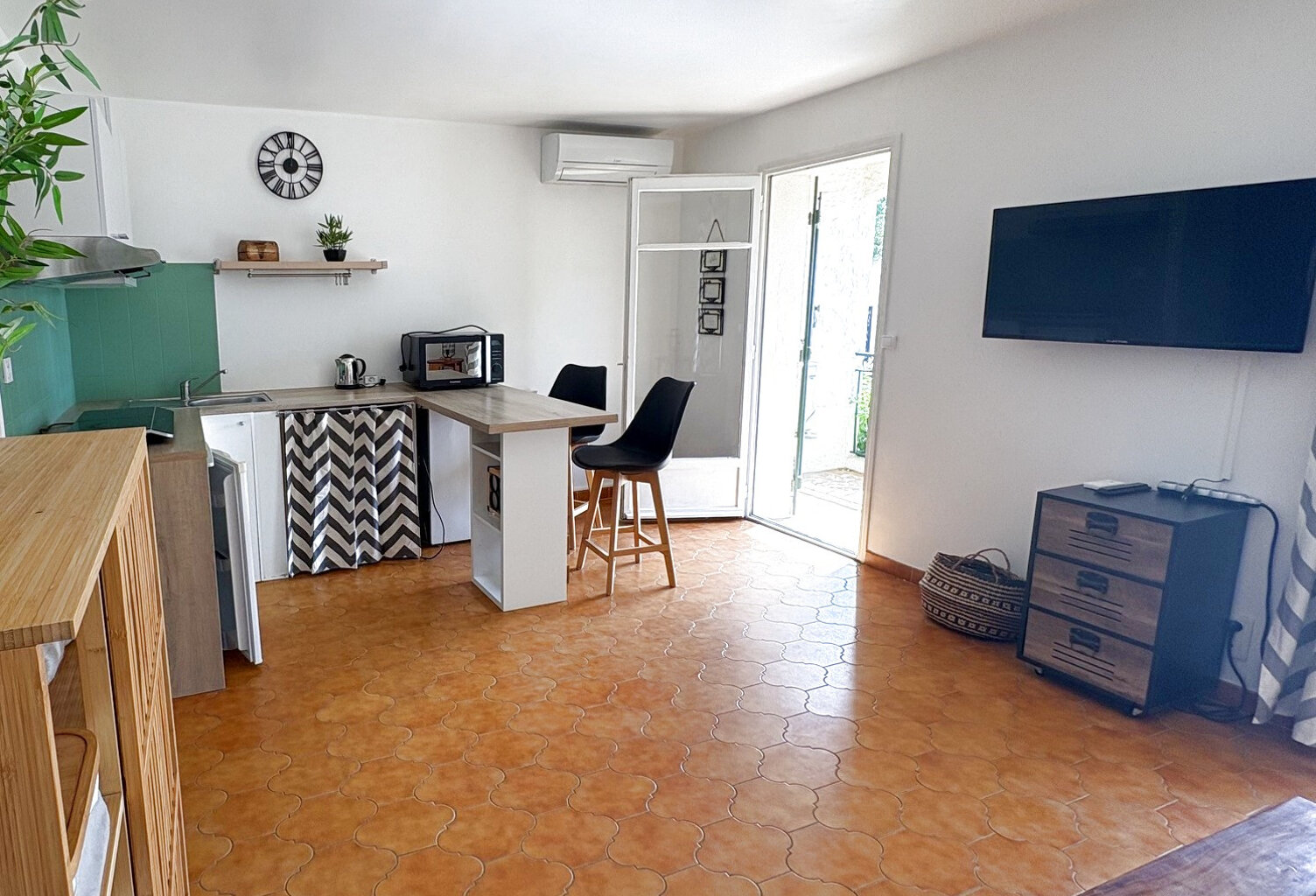 - SANARY SUR MER - GRAND STUDIO CLES EN MAIN - TOUT A PIED — photo 1