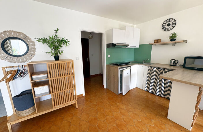 - SANARY SUR MER - GRAND STUDIO CLES EN MAIN - TOUT A PIED — photo 3