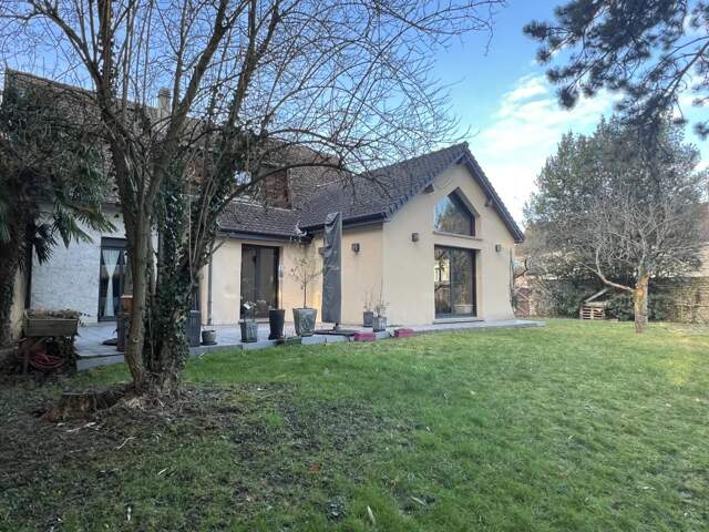 Maison Les Essarts Le Roi -Saint-Hubert  205 m2 — photo du bien