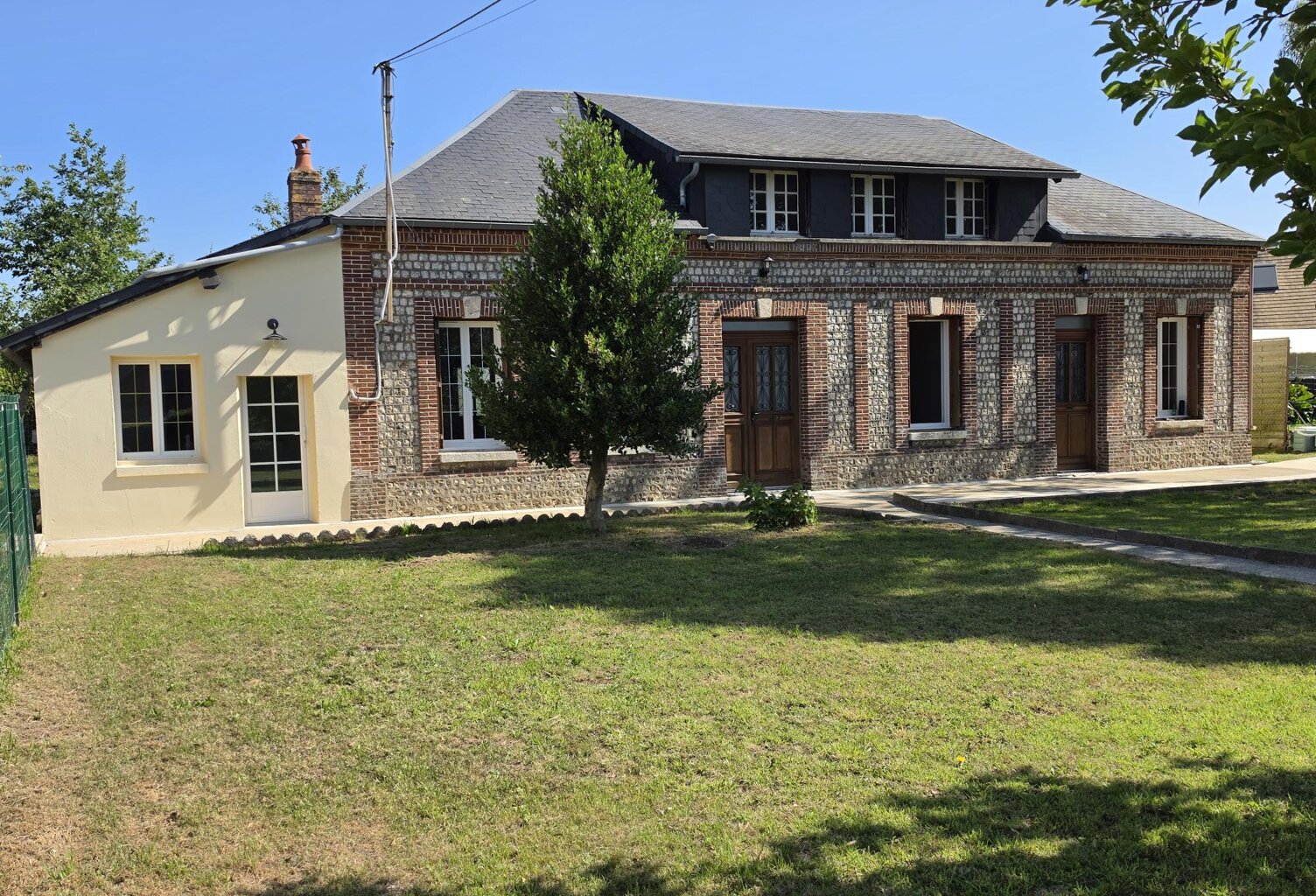 maison briques et silex divisée en 3 logements proche de la mer et 12 km de FECAMP — photo 1