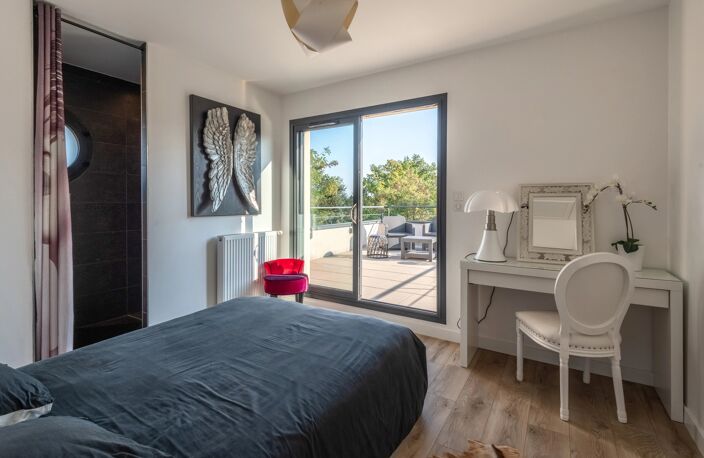 LA TOUR DE SALVAGNY - Villa contemporaine de 146m² - 4 chambres - piscine - garage — photo 3
