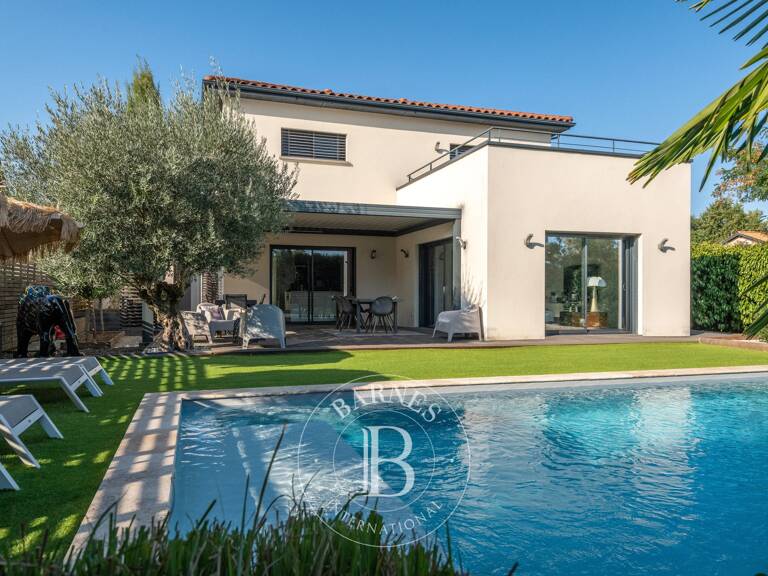 LA TOUR DE SALVAGNY - Villa contemporaine de 146m² - 4 chambres - piscine - garage — photo 1