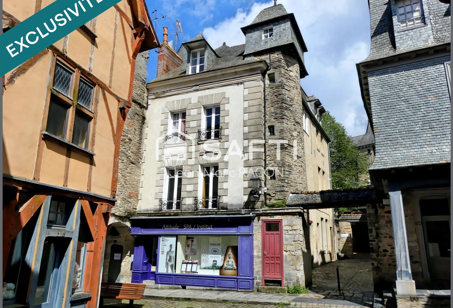 Murs commerciaux occupés dans le centre historique — photo 1