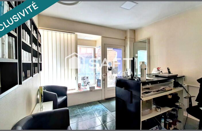 Murs commerciaux occupés dans le centre historique — photo 2