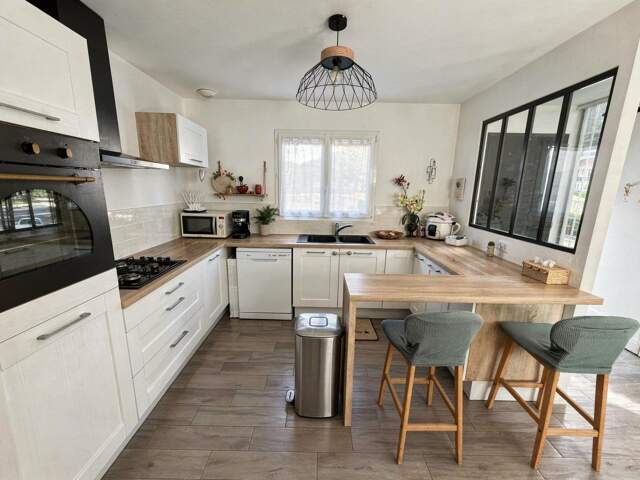 Maison contemporaine, jardin et garage — photo du bien