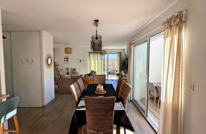 Maison contemporaine, jardin et garage — photo 2