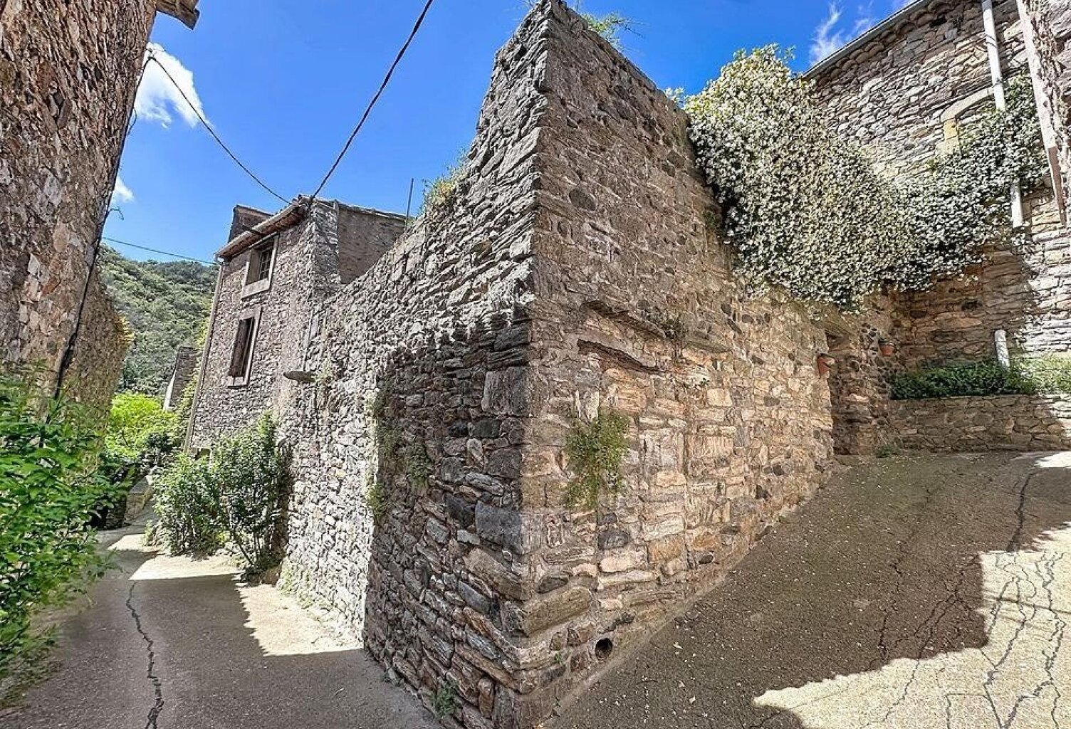 Une demeure du XVIIe siècle au cœur d'un village médiéval, avec plus de 100 m² d'extérieurs et un cachet exceptionnel. — photo 1