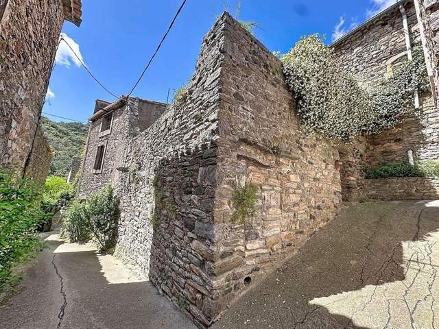 Une demeure du XVIIe siècle au cœur d'un village médiéval, avec plus de 100 m² d'extérieurs et un cachet exceptionnel. — photo du bien