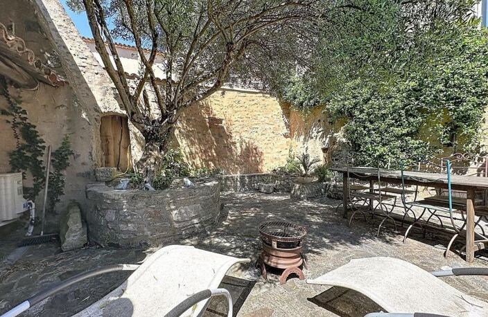 Une demeure du XVIIe siècle au cœur d'un village médiéval, avec plus de 100 m² d'extérieurs et un cachet exceptionnel. — photo 2