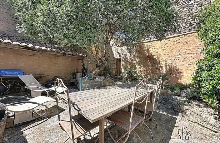 Une demeure du XVIIe siècle au cœur d'un village médiéval, avec plus de 100 m² d'extérieurs et un cachet exceptionnel. — photo 3