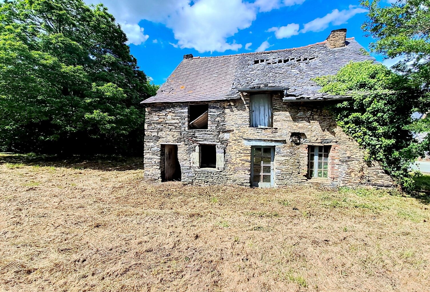 MAISON A RESTAURER SUR UN TERRAIN CONSTRUCTIBLE — photo 1