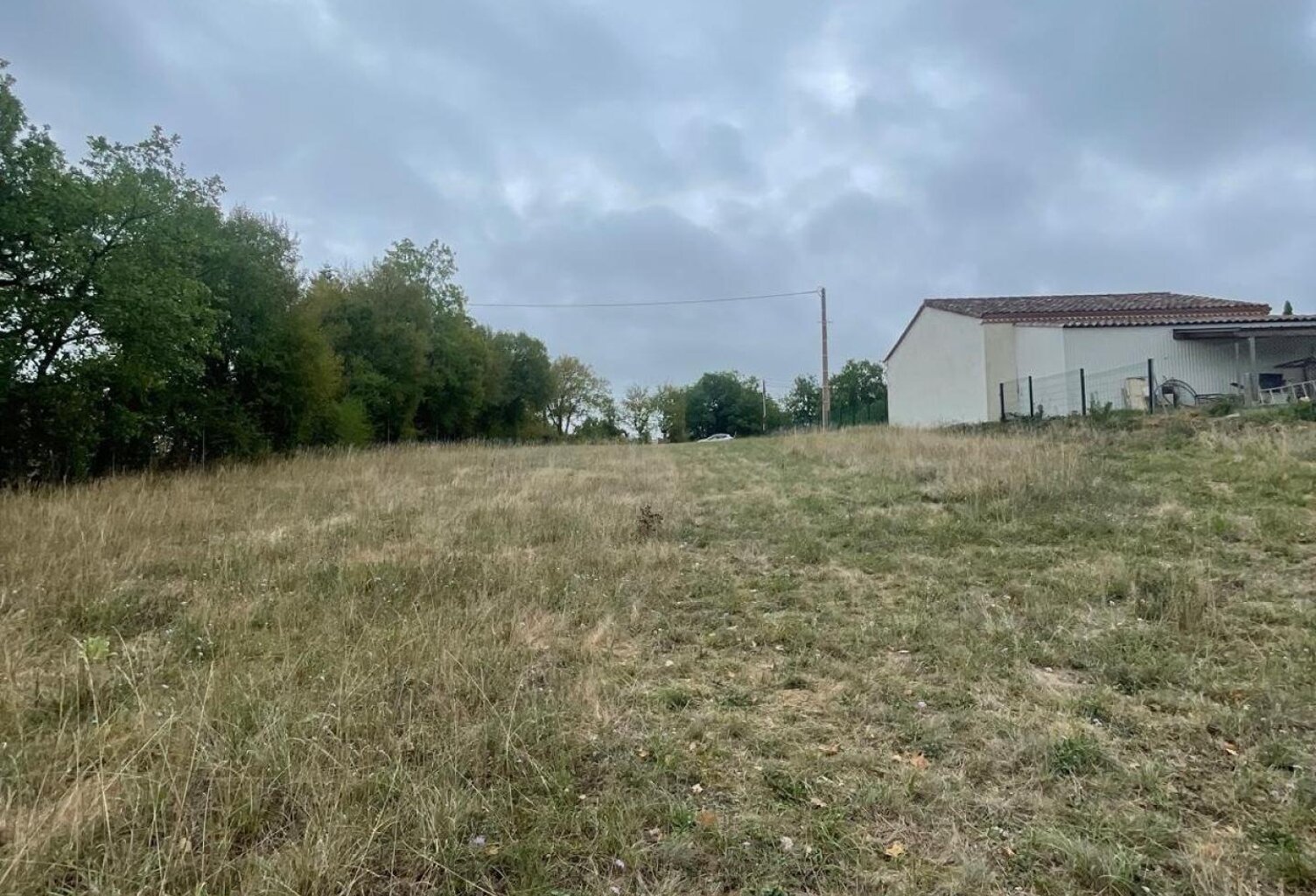 BEAU TERRAIN PLAT CONSTRUCTIBLE — photo 1