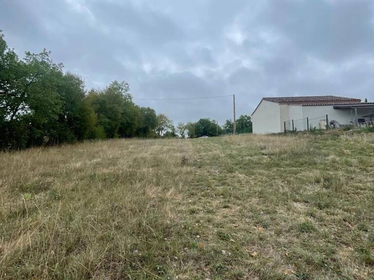 BEAU TERRAIN PLAT CONSTRUCTIBLE — photo 1