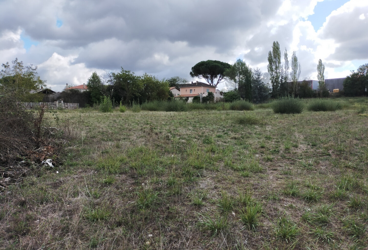 Jolie terrain constructible avec tout à l'égout , eau et électricité en bordure . — photo 1