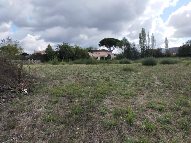 Jolie terrain constructible avec tout à l'égout , eau et électricité en bordure . — photo du bien