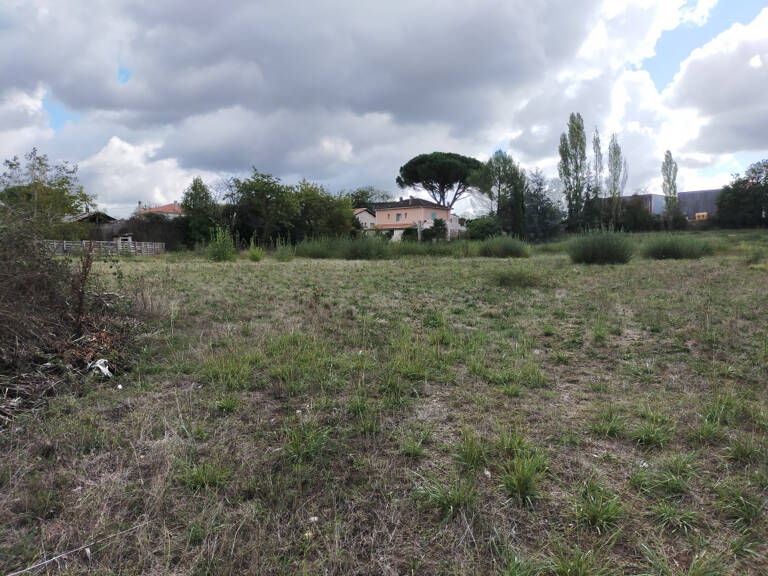 Jolie terrain constructible avec tout à l'égout , eau et électricité en bordure . — photo 1