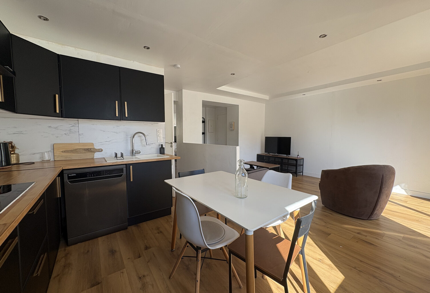 Marseille 2e, Joliette : T3 de 55 m2 rénové, climatisé, avec terrasse. Idéal investisseur — photo 1