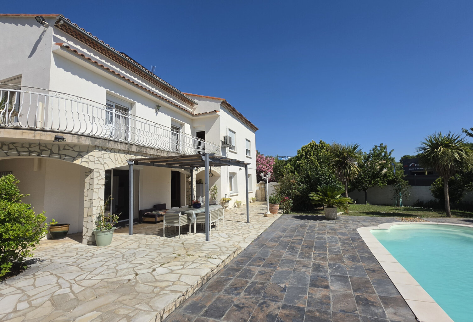 Maison 215 m2 sur terrain de 807 m2 avec piscine au sel — photo 1