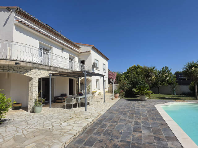 Maison 215 m2 sur terrain de 807 m2 avec piscine au sel — photo du bien